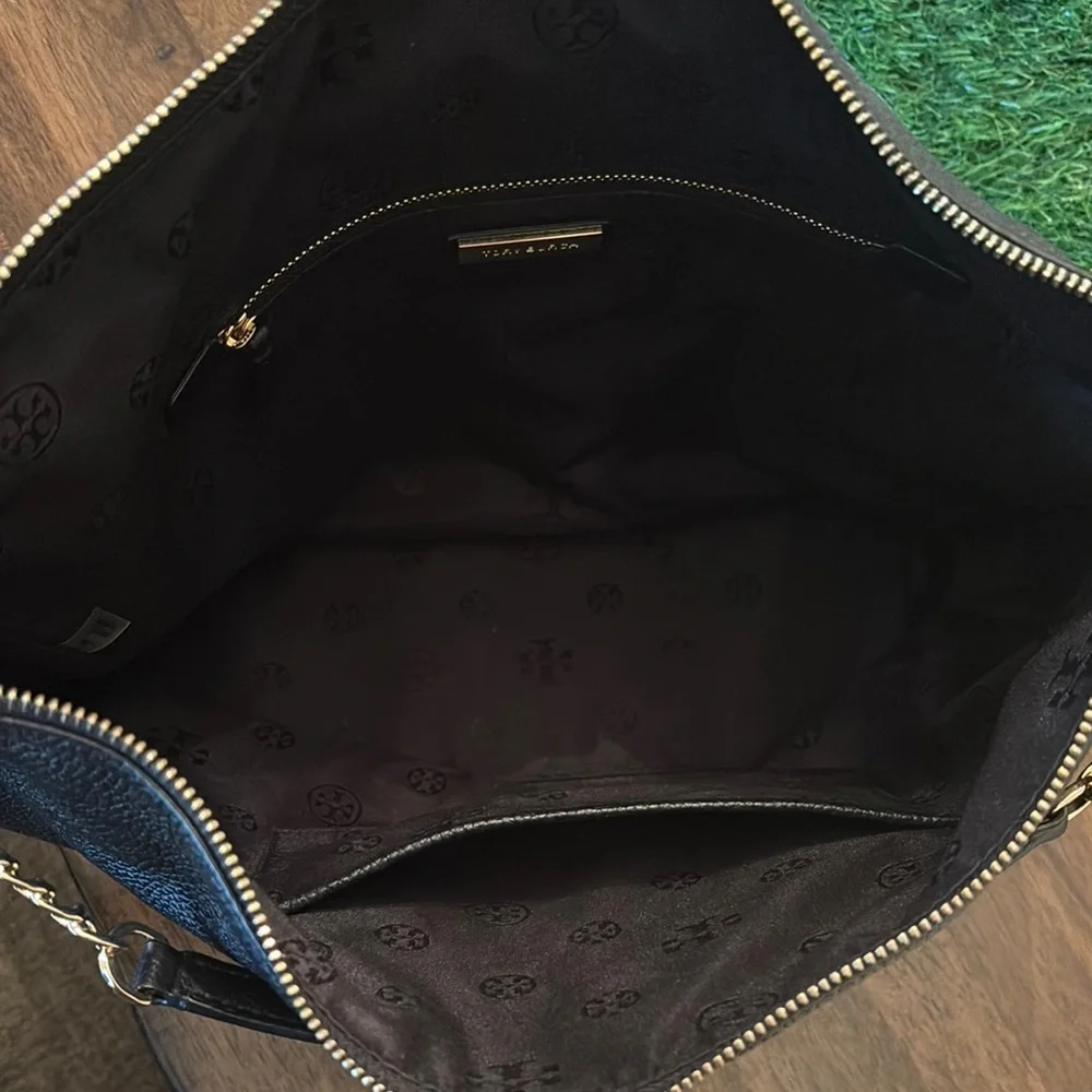 Black Leather Carter hobo Bag with Gold Chain by [Tory Burch]